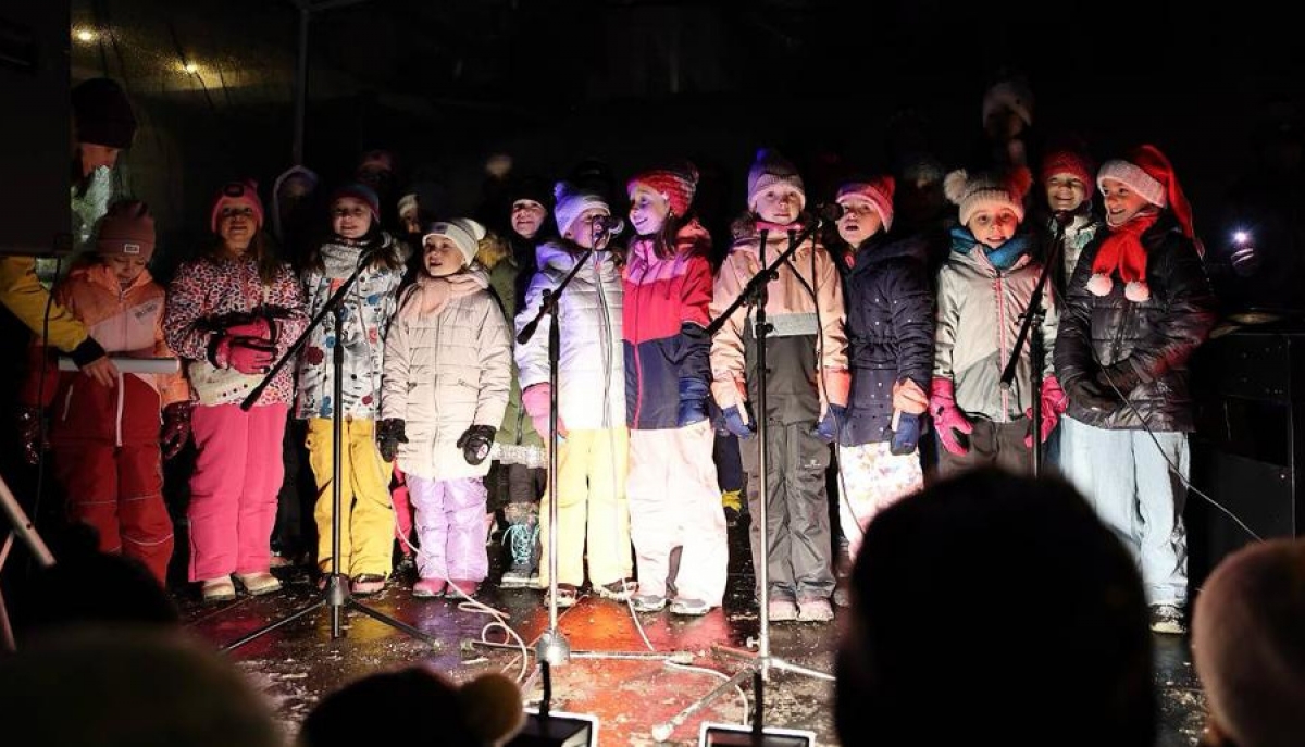 Rozsvěcen&iacute; v&aacute;nočn&iacute;ho stromu . Report&aacute;žn&iacute; fotografie